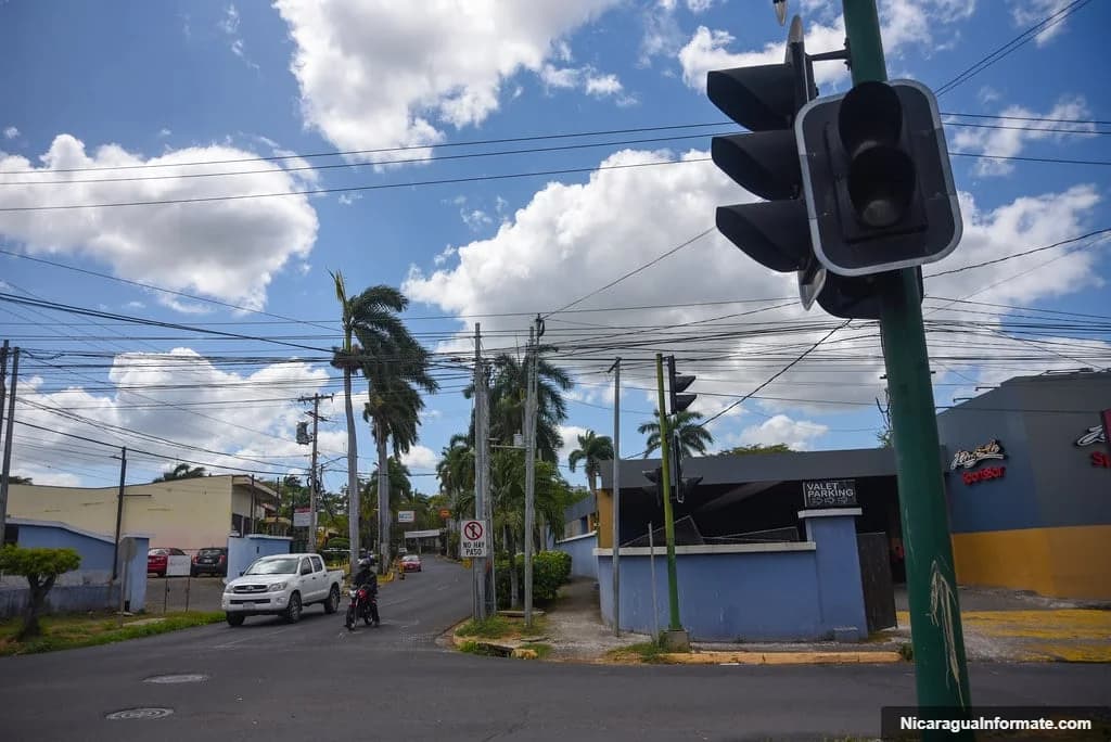 Instalan modernos semáforos solares en puntos clave de Managua
